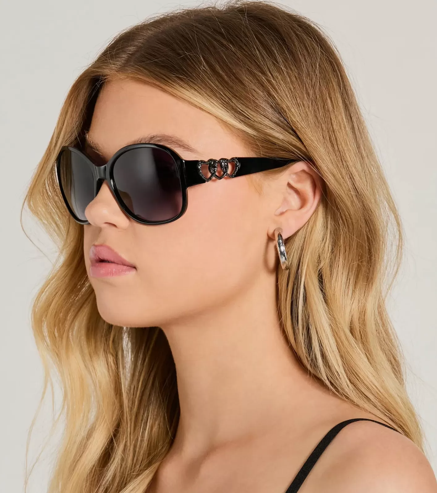 Windsor Heart It Oversized Round Sunglasses BLACK Store